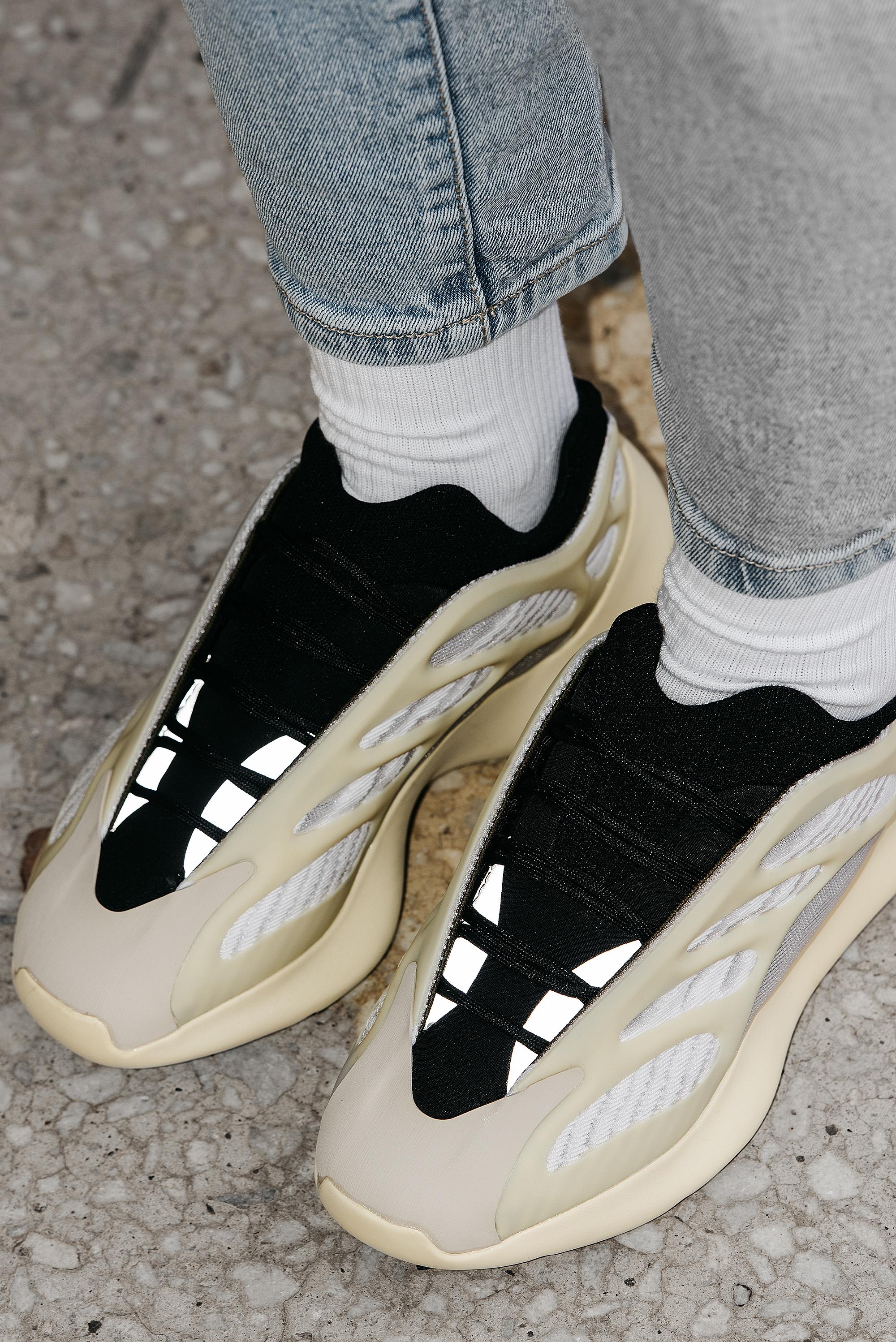 Adidas Yeezy 700 V3 Azael - изображение 1