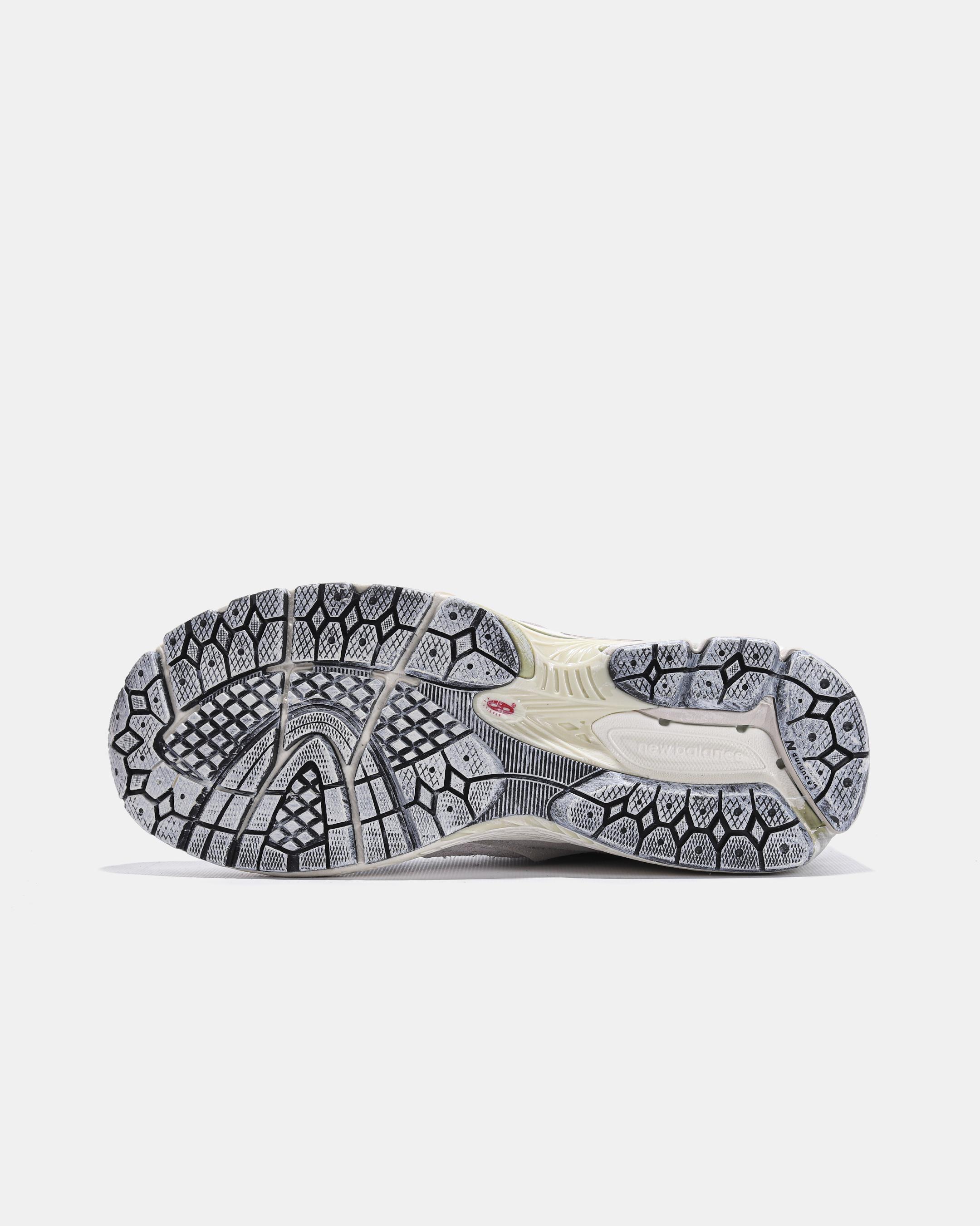 New Balance 2002R Protection Pack Grey Black - изображение 1