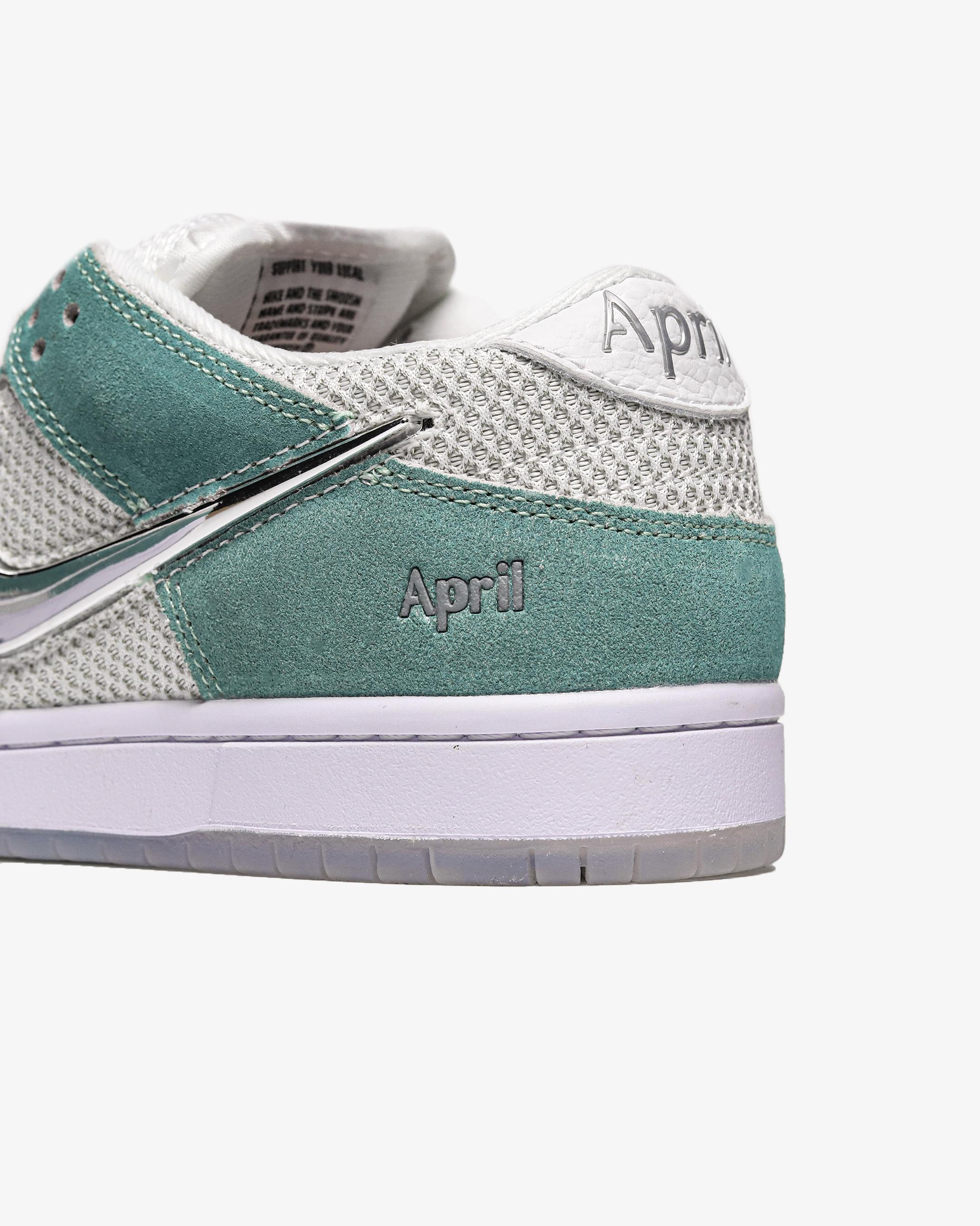 April Skateboards x Nike SB Dunk Low Turbo Green Chrome - изображение 1