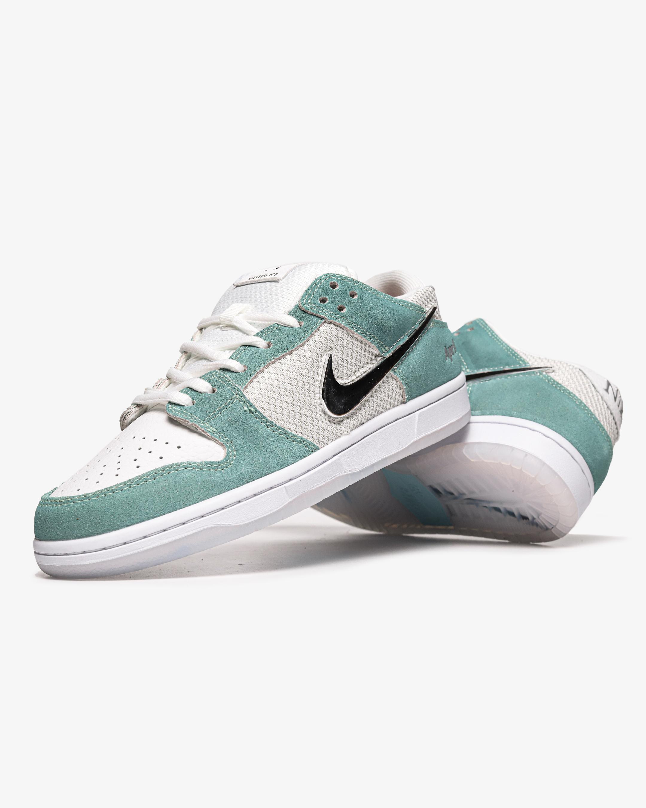 April Skateboards x Nike SB Dunk Low Turbo Green Chrome - изображение 2