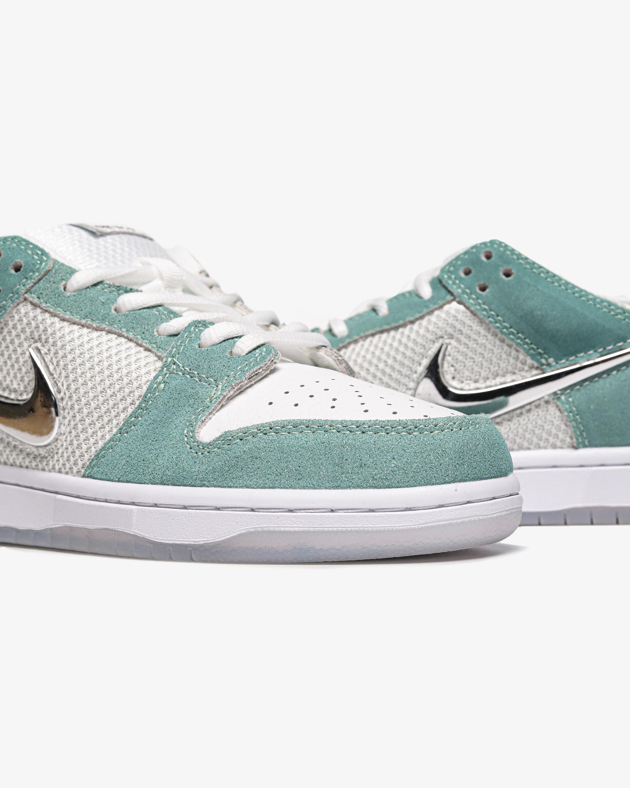 April Skateboards x Nike SB Dunk Low Turbo Green Chrome - изображение 3