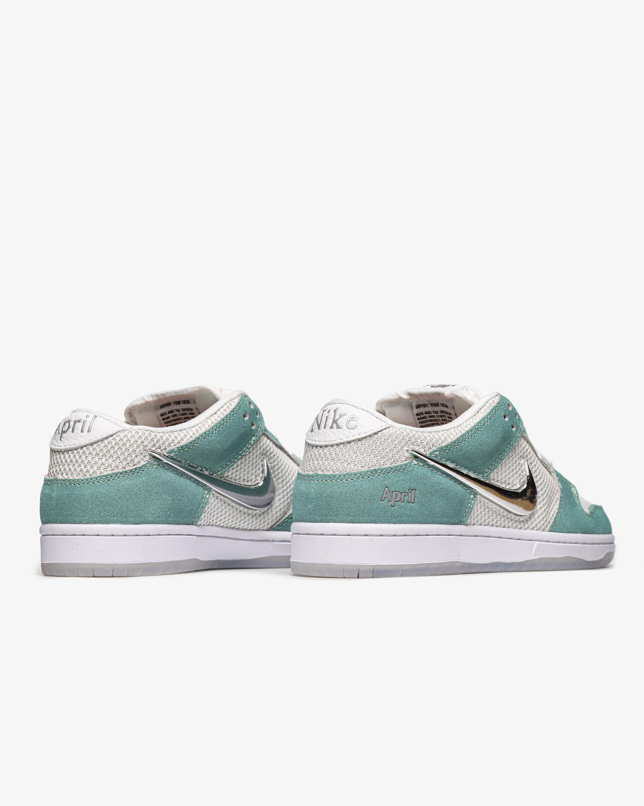 April Skateboards x Nike SB Dunk Low Turbo Green Chrome - изображение 4