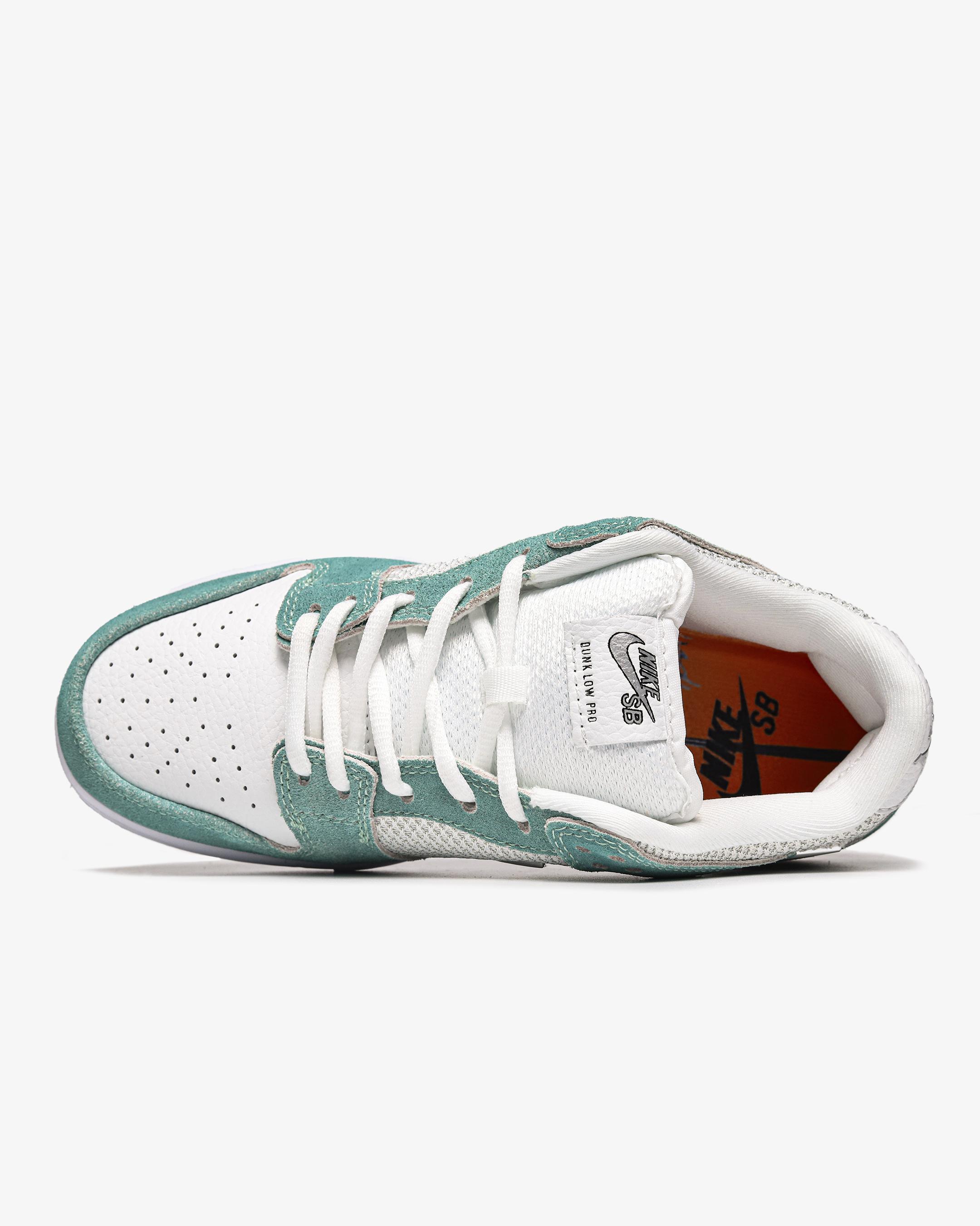 April Skateboards x Nike SB Dunk Low Turbo Green Chrome - изображение 5