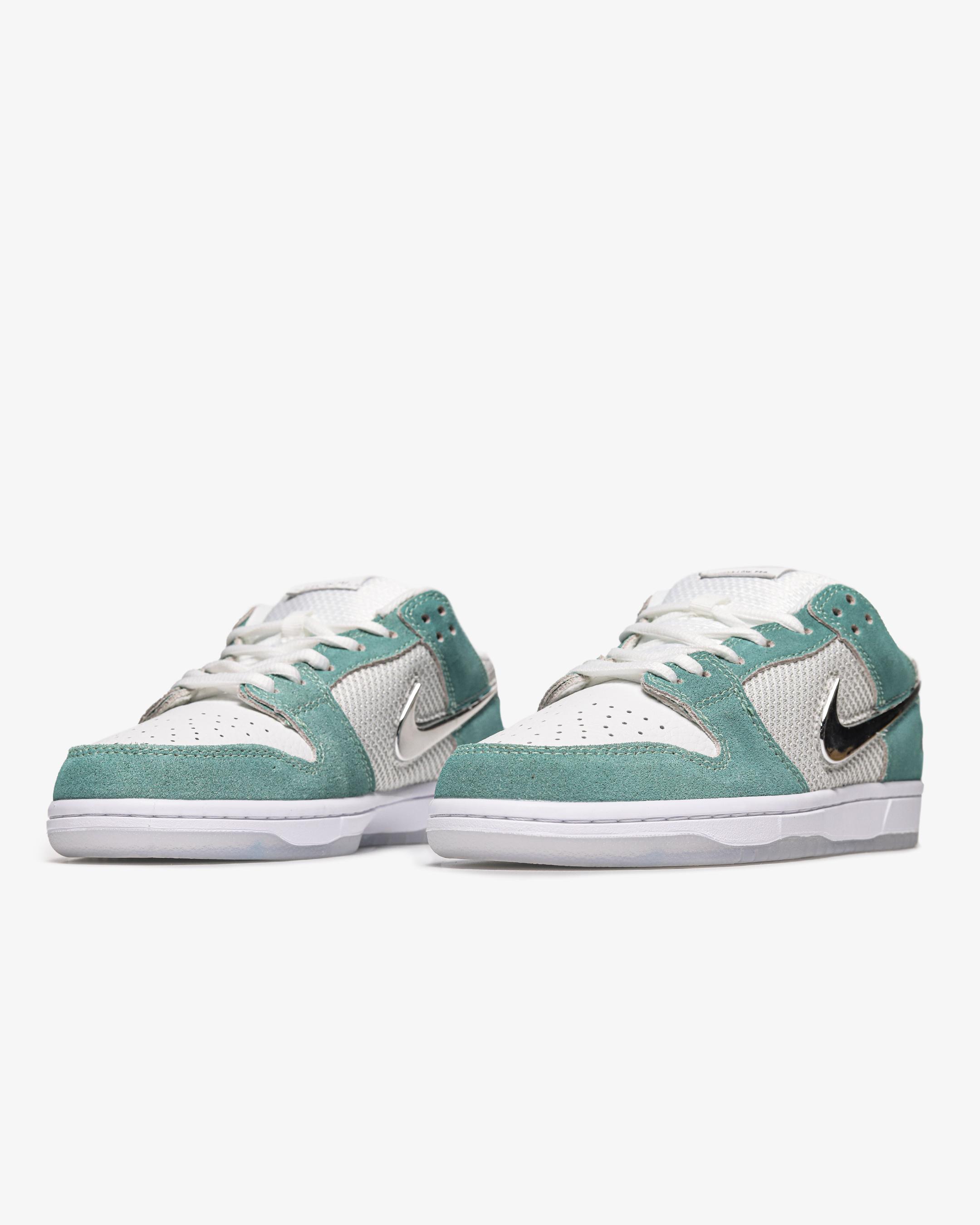 April Skateboards x Nike SB Dunk Low Turbo Green Chrome - изображение 6